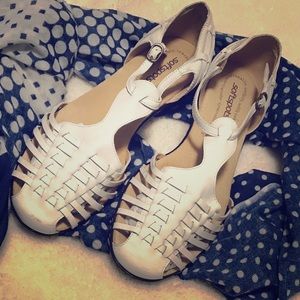 White huaraches size 9.5 wide Softspot sandals